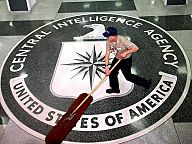 CIA - auch ein Geheimbund. Der jagt unseren "Sakrileg"-Helden, um sich später mit ihn zu verbinden zur gemeinsamen Suche nach dem letzten Paßwort.