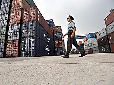 Waren für die Welt: Container warten in einem chinesischen Hafen auf die Verladung.