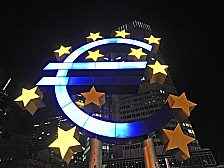 Um den Euro zu retten, akzeptiert Europa einen Notfallplan für Griechenland - und lässt sogar den IWF ins Haus. Jetzt wirkt die Krise auf die inneren Strukturen der EU: Eine gemeinsame Währungs- und Wirtschaftspolitik ist in greifbarer Nähe.