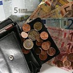Es geht uns an die Geldbörse. Und damit das nicht allzu deutlich wird, stimmt die Eurozone Kriegsgeschrei - es geht gegen die Märkte. Aber wer ist das?