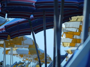 Mit Sonnenschirmen als Himmel verliert manche Sorge ihren Schrecken. Urlaub ist ja auch ein Perspektivwechsel und lehrt: alles eine Frage der Haltung.