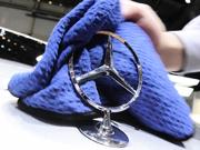 Gut und teuer - trotz der Abwertungsspirale, die den Euro stark und deutsche Exporte teuer macht, brummen die Ausfuhren - nicht nur von Oberklasse-Autos. Darüber sollten die Amerikaner, die sich am Währungskrieg beteiligen, mal nachdenken.
