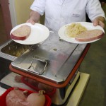 So geht Saumagen: Frisch in daumendicke Scheiben geschnitten, mit Sauerkraut al dente.