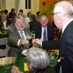 Auf den Saumagen! Auf ein Kulturgut! MP Kurt Beck (li), Landau-OB Hans-Dieter Schlimmer (re) und der Vater des Saumagen-Wettbewerbs, Fleischer-Chef Klaus Wolf.