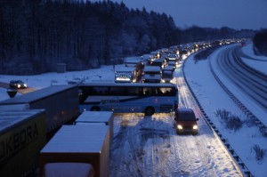 Nichts geht mehr - das gilt nicht nur für die Autobahnen beim Schneechaos, sondern auch auf Bürgersteigen. Salz ist knapp geworden.