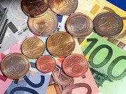 Darfs ein bisschen mehr sein? Um acht Euro in zwei Schritten wird der Regelsatz für Hartz IV erhöht. Gut möglich, dass die Arbeitslosen den Kompromiss am Ende selbst bezahlen.