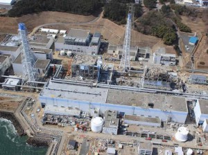 Ein Blick auf den Unglücksreaktor Fukushima. Was aussieht wie eine atomare Bedrohung ist in Wirklichkeit das Herz einer Sicherheitszone. Mit solchen Zonen lebt es sich auch in Deutschland angenehm.
