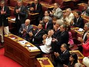 Applaus für den eigenen Mut: Das griechische Parlament verurteilt sein Land zu einem neuen Sparprogramm. Konkurs verhindert? Vorerst.