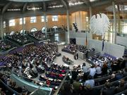 Ob die Abgeordneten so sicher waren, wie es die Mehrheit im Bundestag glauben macht? Auch der neue Euro-Rettungsschirm verbreitet Unsicherheit. Und ist zu klein.