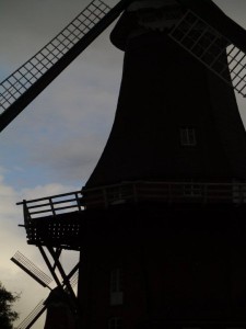 Mit diesen Windmühlen hatten die Küstenbewohner noch keine Probleme. Aber die modernen Windräder produzieren manchmal zu viel Strom. Dann müssen sie abgeschaltet werden und sind nutzlos wie ihre hübschen Vorgänger.