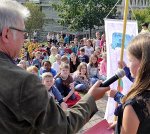 Wir Kinder haben Rechte! Auch die Teilnehmerinnen und Teilnehmer an dieser Feier in Höhr-Grenzhausen freuen sich auf ihren Verfassungsrang.